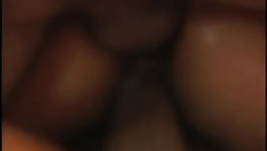 Büyük memeli sarışın zenci sıkı ıslak deliklerini iki adama çifte siktiriyor