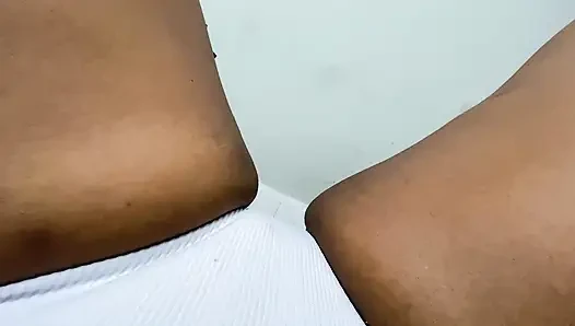 Tonton gimana pelacur sange ini ngancurkan memeknya sampai muncrat kaya orang gila