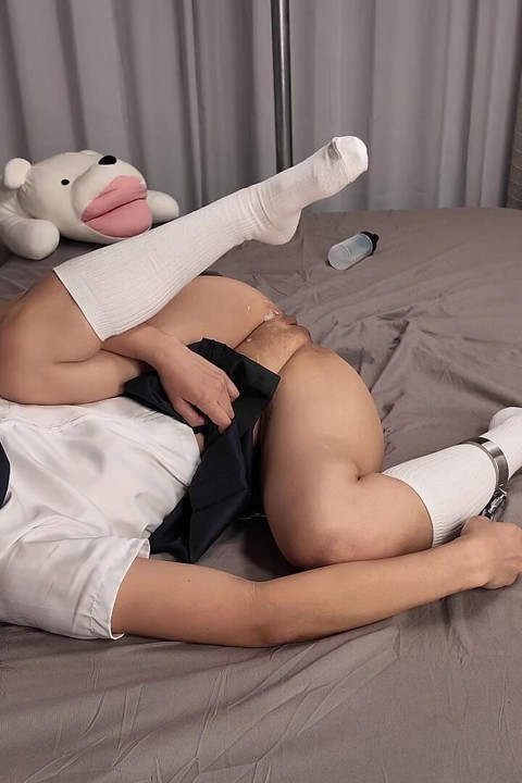 Escrava acorrentada recebe um tratamento duro com banheiro branco