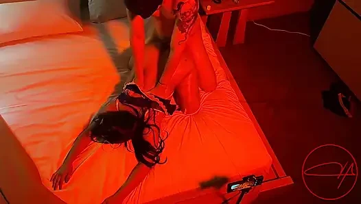 Influencer präsentiert eine begabte, ohne Kondom und mit Öl bedeckt, bis sie in ihr ejakulieren