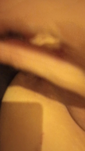 Lola trans puts her hair brush in her ass