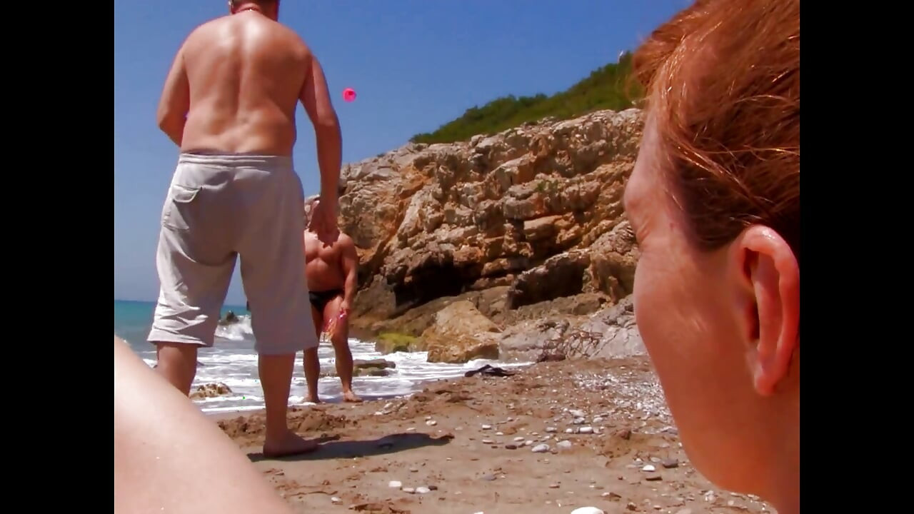 Cô ấy đi đến bãi biển với hai người lạ để bị đụ vào mông!