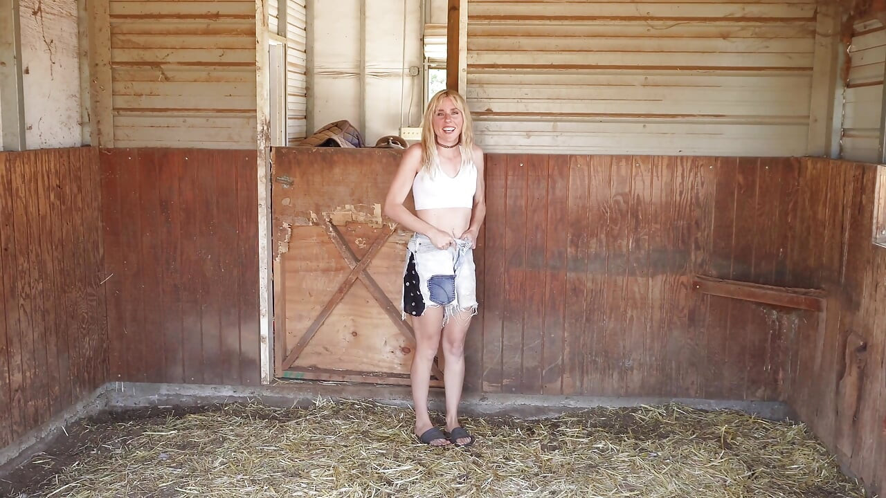 I Fucked the Barn Manager After He Caught Me Peeing