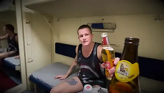 Dua pria meniduri sesama pelancong di ruang kereta api dan dengan kuat cum di vaginanya