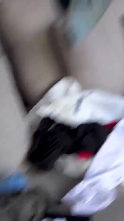 Gagică amatoare negresă cu oral în gât adânc și călărire inversă pe producător cu pulă mare albă | Clip 1