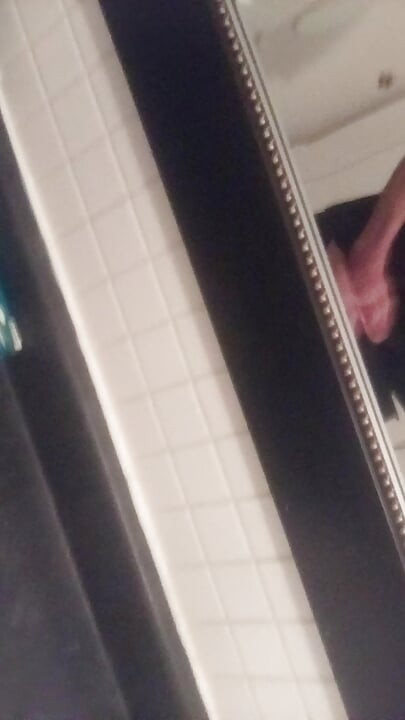 Prljavi dečko drka kurac u kupaonici sa smegmom