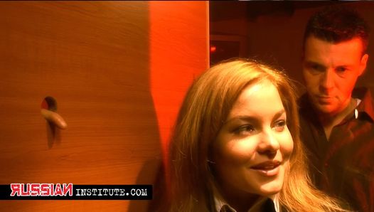 Valentina Blue descubre los placeres del gloryhole