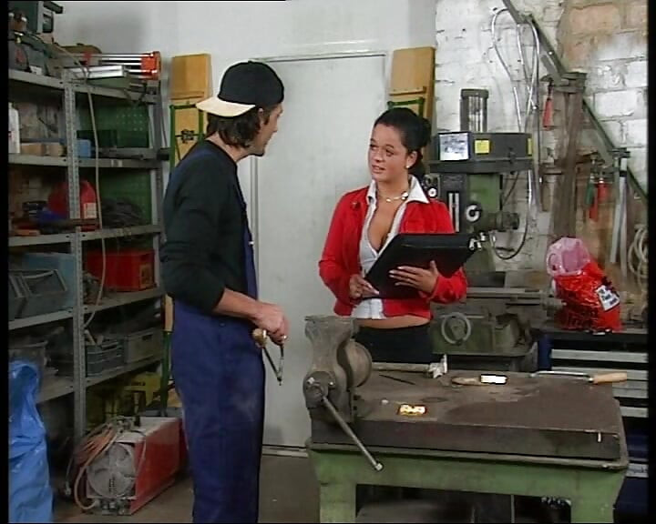 Muñeca alemana caliente follada duro en el taller