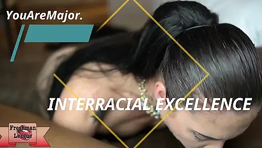 Gadis remaja membangunkan pacarnya dengan sepongan ceroboh dan menyeruput air mani