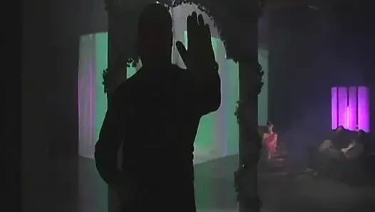 Harika memeli seksi sarışın sürtük yarak emiyor ve yeşillik içinde bir yarağa biniyor