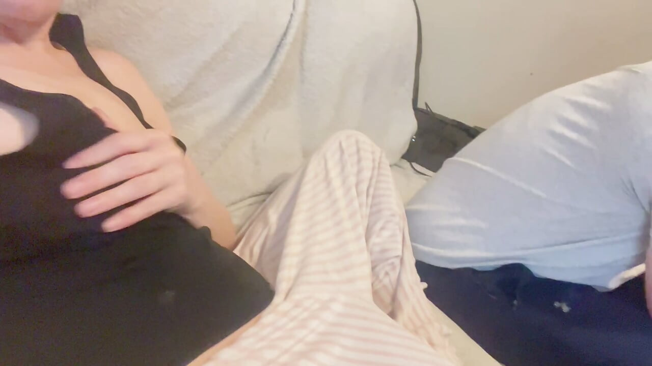 Utro MILF der rører sig selv, troede han aldrig ville komme ud af rummet og lade mig være alene så jeg kunne ødelægge mig selv