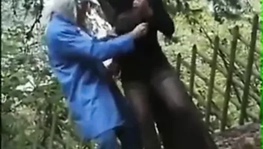 老人が森の中で黒人女性にチンポをしゃぶらせる