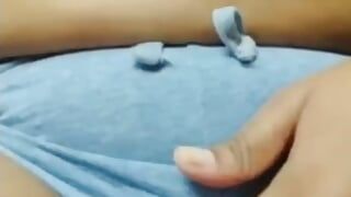 Napalona amatorska indyjska dziwka Priya masturbuje się mokrą cipką z gorącymi jękami i naciskając duże cycki