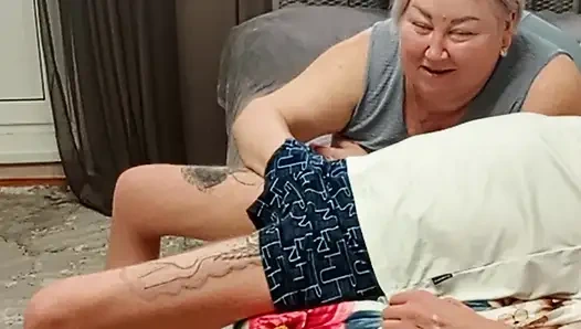 Мачеха делает минет, чтобы насладиться горячей спермой