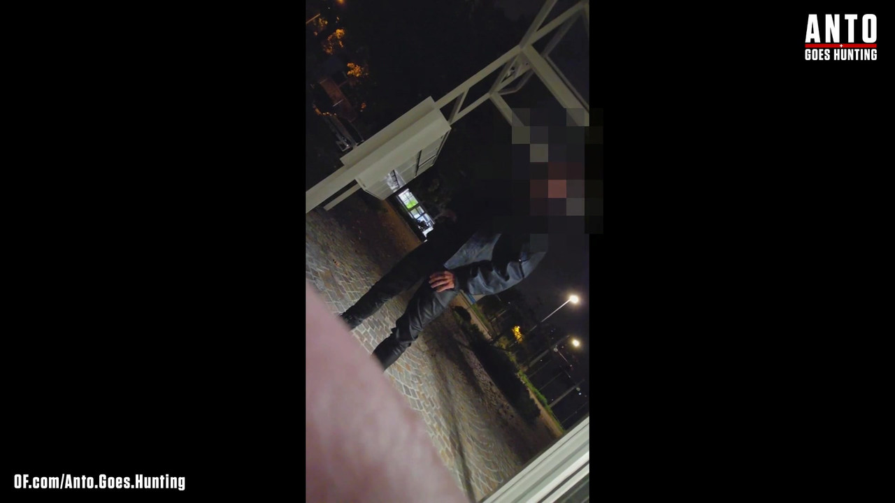 另一个保安走近并说服