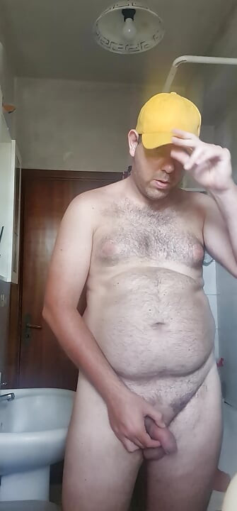 Kaikki alasti keltainen hattu kädessä