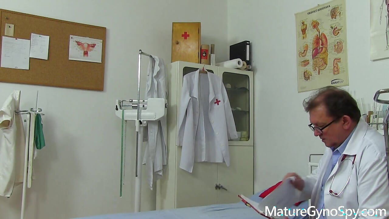 Madura ginecologista - mulher gordinha madura pega na cam em seu exame ginecológico por doc