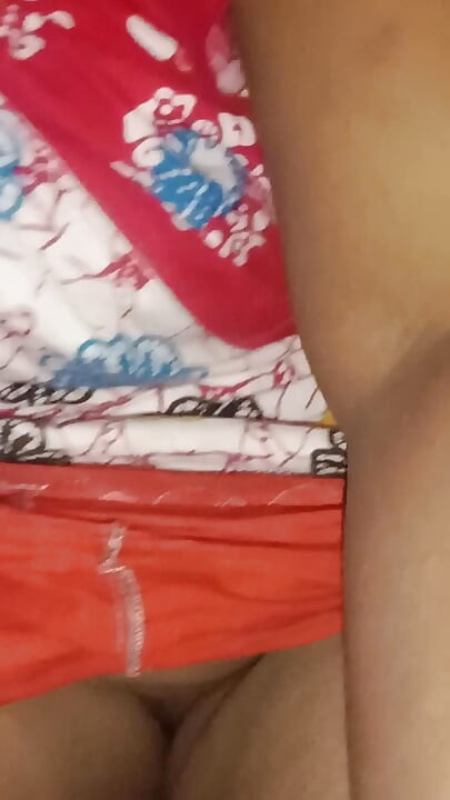 Beautiful Tamil Aunty Lets Husband Videotape Her Private Parts