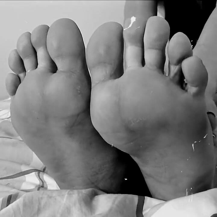 Cute Teen Oley Teasing Sexy Feet and Pussy