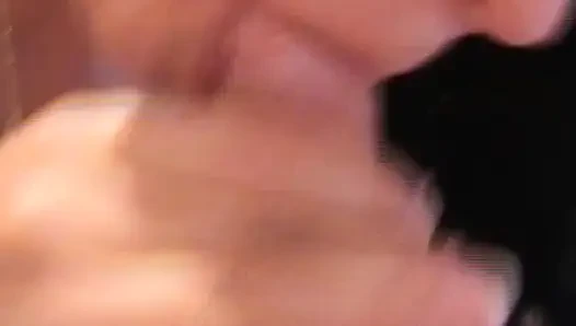 Das ist perfektes amateur-schätzchen aus deutschland, das gerne schwanz lutscht