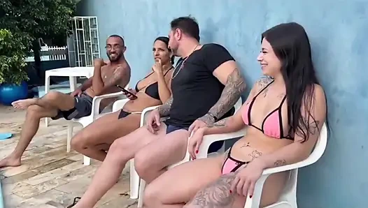 Havuz partisinde evli adamla karısının arkasından seks yaptım.