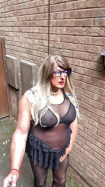 Seksi transvestit kellycd2022 u crnim bešavnim najlonkama i štiklama