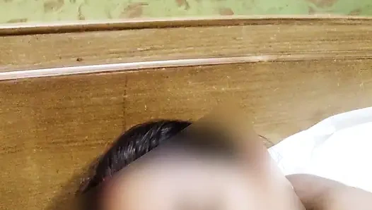 Müslüman seema hindu erkek arkadaşının yarağını emmek için kocasını aldatıyor