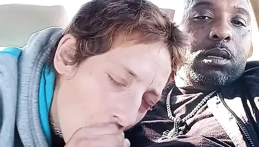 Edepsiz sokak fahişesi kahvaltıda dölümü içiyor. MİLF