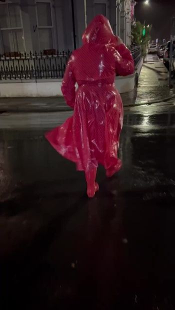Прогулка в пвх из пластикового дождя на публике