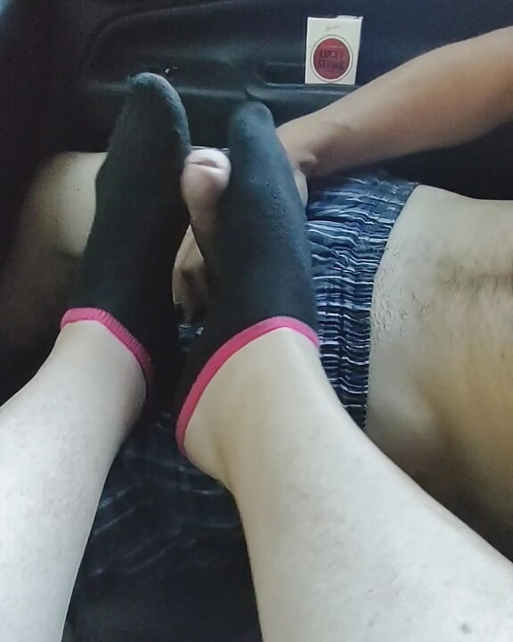 Offentlig footjob sockjob med svarta flickors fotledsstrumpbyxor - sperma på strumpor