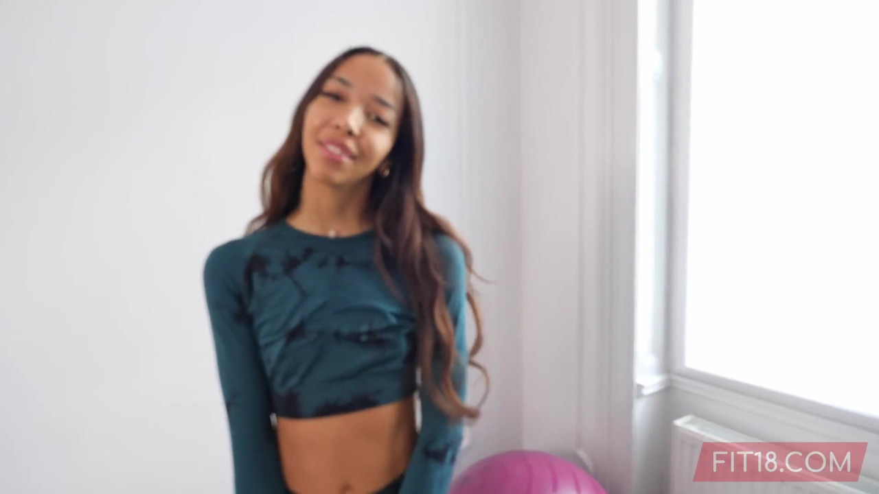 多民族のブラジル系ロシア人フィリピン人リア・リンが借金を支払うためにジムの所有者と性交