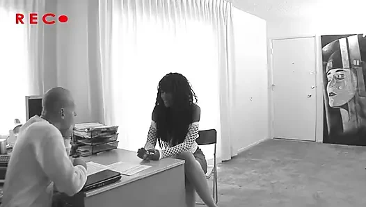 Memek hitam gadis kulit hitam mengisap kontol besar