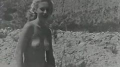 일광욕을 하는 털이 많은 자연주의자 소녀(1950년대 빈티지)