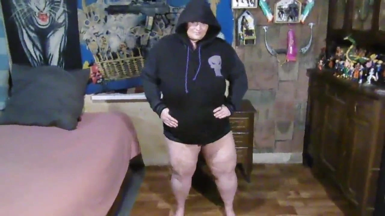 Mi amiga de xhamster motisa striptease en sudadera con capucha y jugando