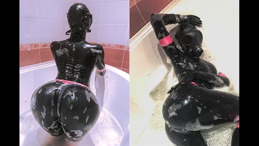 Poupée en caoutchouc dans un masque à gaz prend un bain