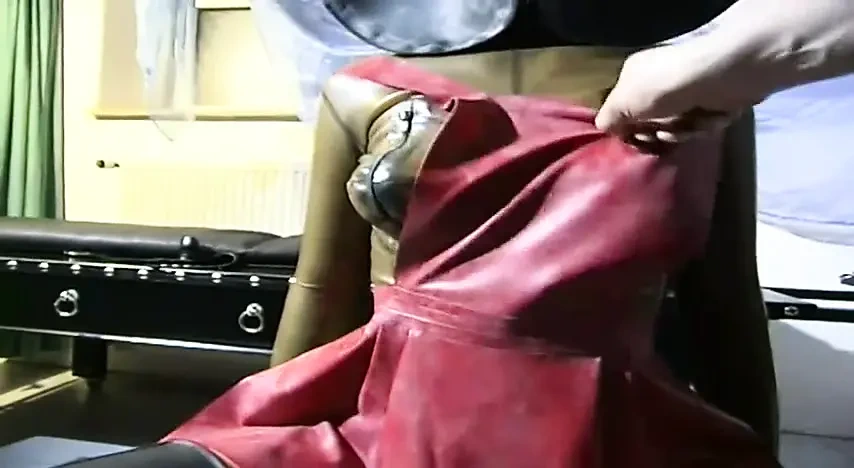 听话的乳胶人妻喜欢参加她主人的一些下流表演