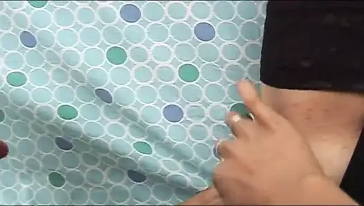 Seksi iç çamaşırlı iki çarpıcı amatör esmer kamera önünde lezbiyen seks yapıyor