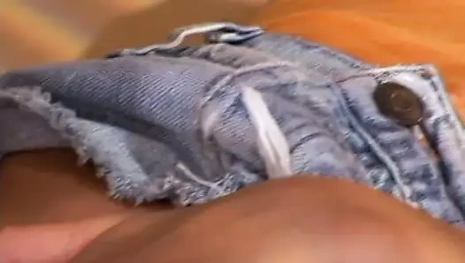 Cowok sange ini lagi asik jilat dan ngentot memek sempit cewek rambut pirang di ranjang