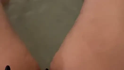 Горячая жена мастурбирует в ванне - 4K