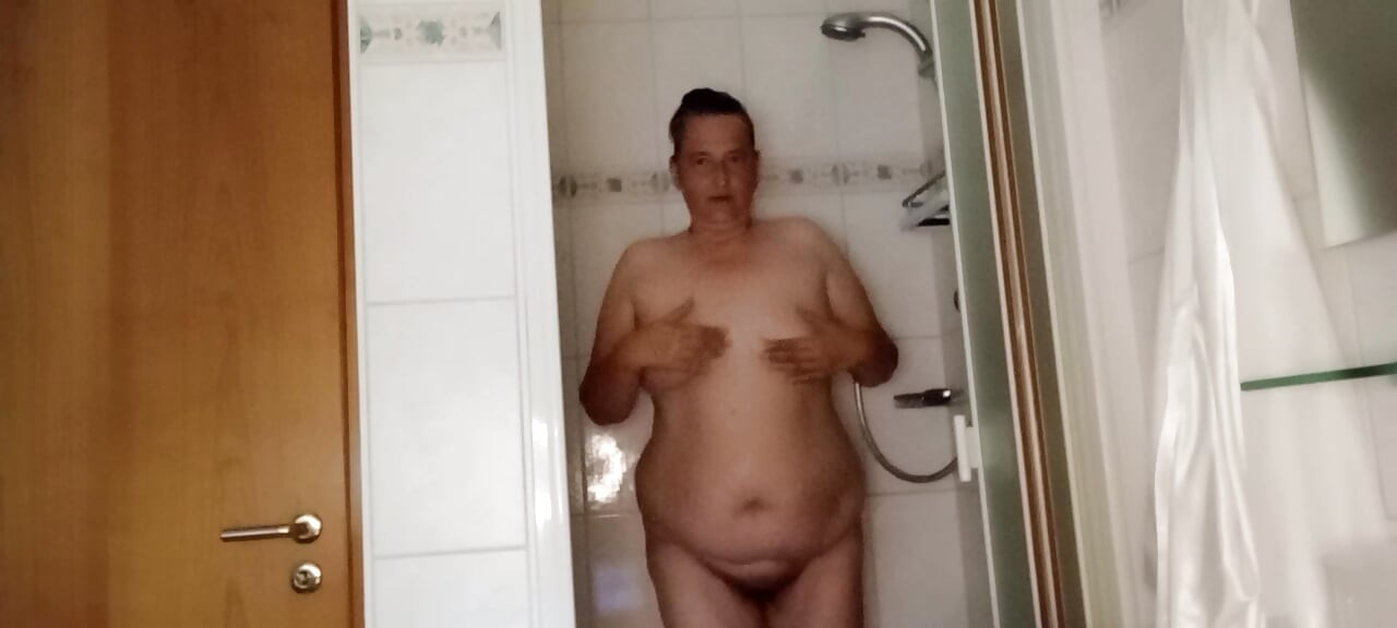 Ώριμη BBW MILF ντους για εσάς - Φυσικό αγγούρι Καρότο Scrub & Flirt Clip2