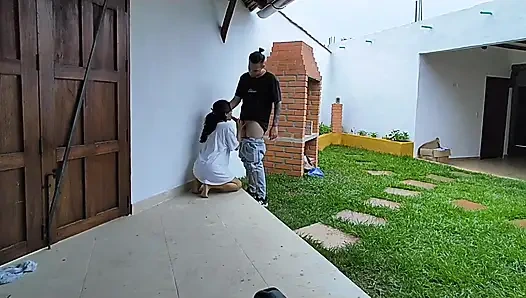 Aku tiba di perjalanan dan istriku menyambutku dengan sangat terangsang