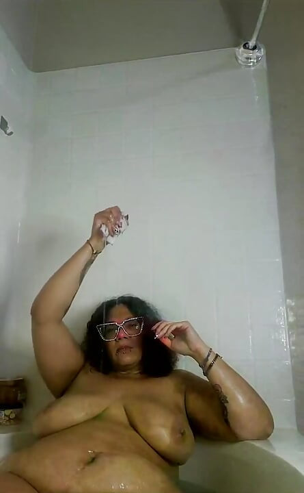 Yendo a chatear en vivo conmigo mientras me baño