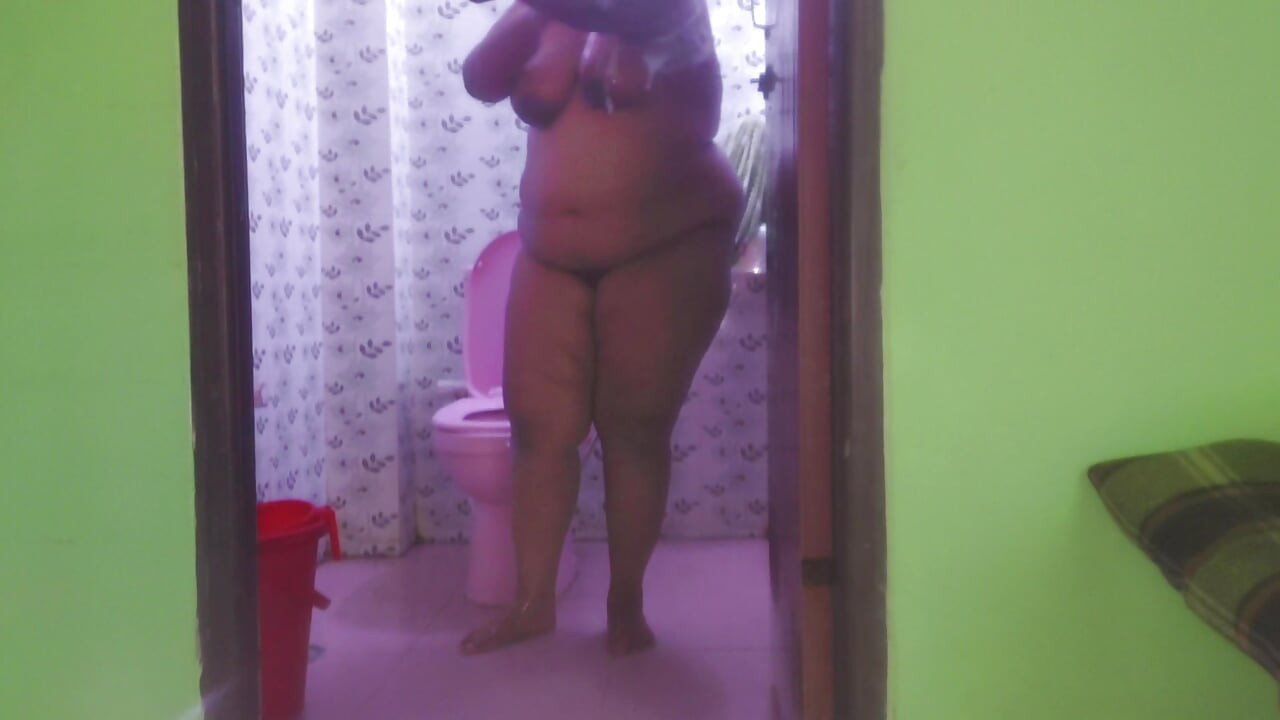 락 도어 없이 화장실에서 새엄마가 샤워할 때, 그녀의 큰 엉덩이와 거대한 젖탱이를 알몸으로 본 다음 샤워 후 따먹어