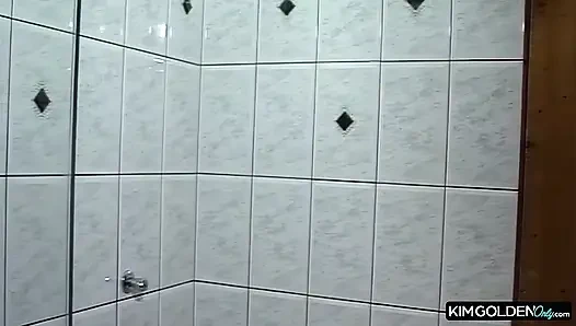 Sinnliche Dusche mit Stiefel und Blowjob