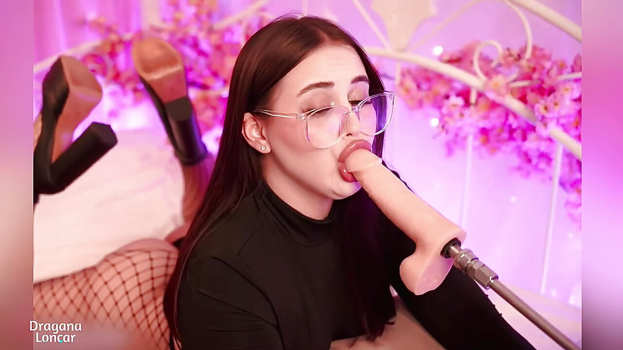 Universitária faz um boquete incrível e desleixado