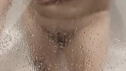 Hinterhältiger blick auf nachbarn, dampfende dusche & dicke möpse-show