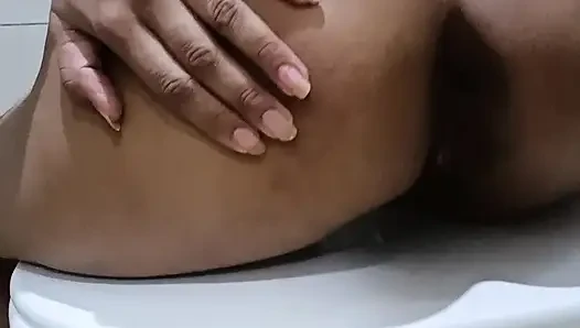 Mädchen masturbiert, bis ihre nachbarin sieht
