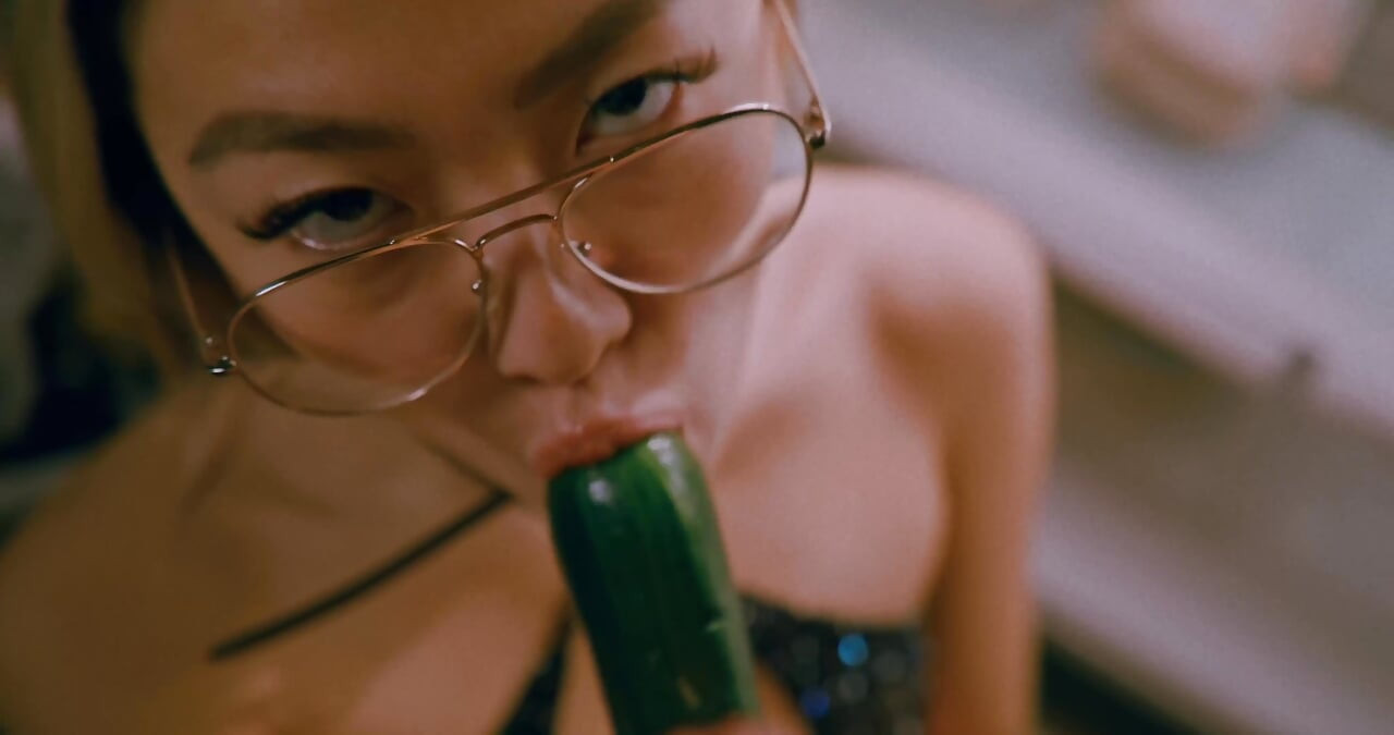 Un En-cas Nocturne En Cuisine Se Transforme En Soins Du Visage Protéinés