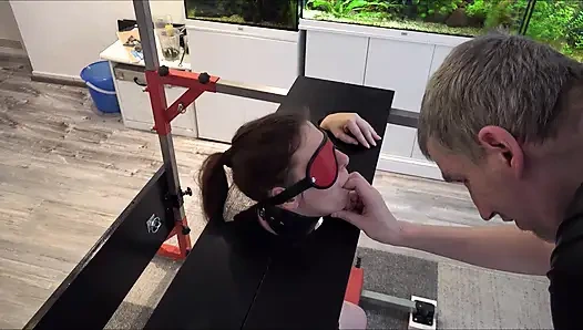 Budak seks ini dientot habis-habisan sampai orgasme di pesta seks sybian bagian 2