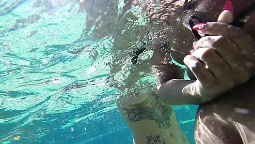 Heißer lesbischer interracial spaß im pool